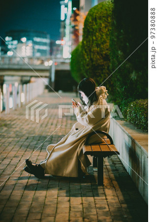真冬のデート待ち合わせ 97380888