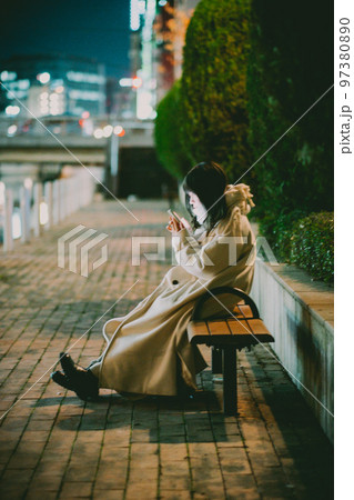 真冬のデート待ち合わせ 97380890