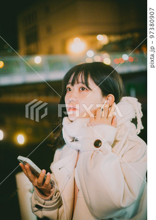 真冬のデート待ち合わせ 97380907