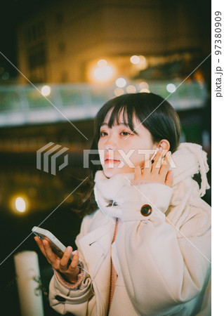 真冬のデート待ち合わせ 97380909