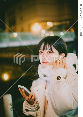 真冬のデート待ち合わせ 97380910