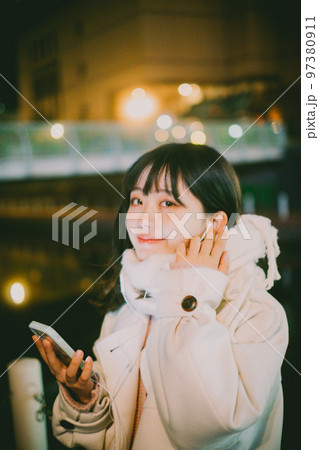 真冬のデート待ち合わせ 97380911