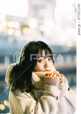 真冬のデート待ち合わせ 97381148