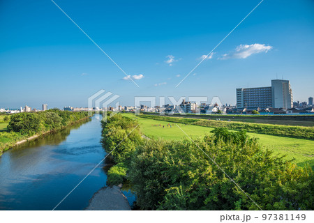 《愛知県》名古屋市 緑の矢田川河川敷 《愛知県》名古屋市 緑の矢田川河川敷 97381149