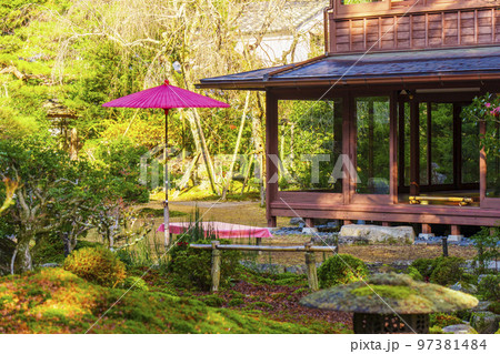 旧竹林院　美しい庭園　紅葉（滋賀県大津市坂本） 97381484