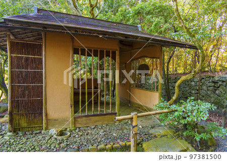 旧竹林院　日本庭園　四阿　紅葉の季節（滋賀県大津市坂本） 97381500