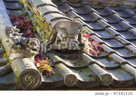 旧竹林院 門の瓦屋根の鬼瓦(滋賀県大津市坂本) 旧竹林院 門の瓦屋根の鬼瓦(滋賀県大津市坂本) 97381520