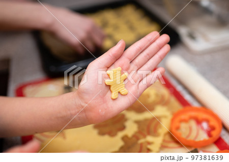手作りクッキーを作る親子の手元 97381639