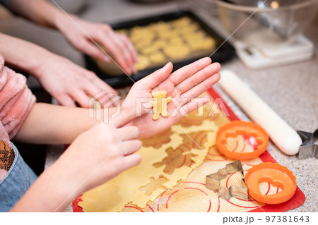 手作りクッキーを作る親子の手元 97381643