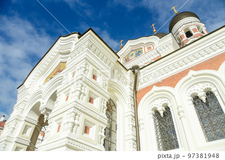 エストニアの首都タリンにあるアレクサンドル・ネフスキー大聖堂の美しい風景 97381948