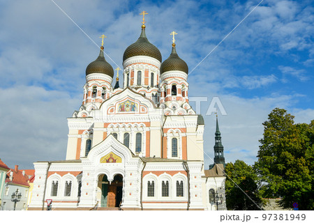 エストニアの首都タリンにあるアレクサンドル・ネフスキー大聖堂の美しい風景 97381949