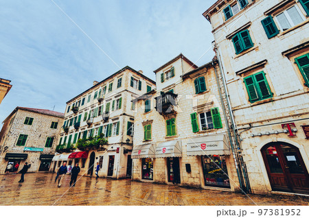 モンテネグロ　コトル　オルジャ広場　※一部ソフトフォーカス 97381952