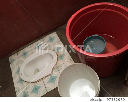 手桶式の古いトイレ 97382070