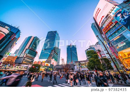 日本の東京都市景観 渋谷6棟がズラリ、渋谷新風景。桜丘口再開発のビルの外観が完成間近＝12月16日 97382435