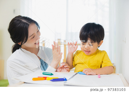 お絵描きする子供とお母さん お絵描きする子供とお母さん 97383103