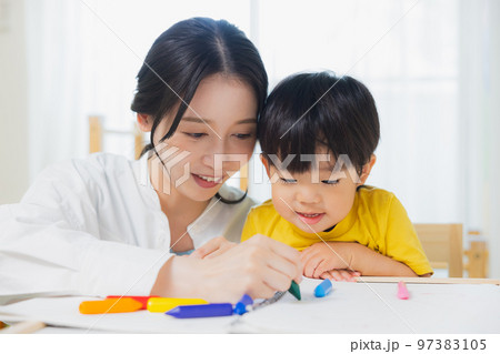 お絵描きする子供とお母さん お絵描きする子供とお母さん 97383105