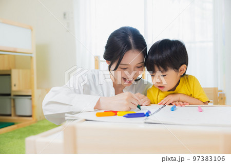 お絵描きする子供とお母さん　 97383106