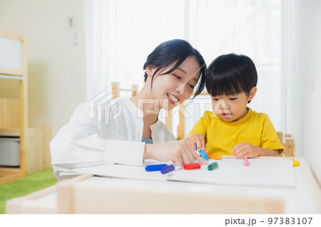 お絵描きする子供とお母さん お絵描きする子供とお母さん 97383107