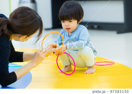 保育　運動　習い事　幼児　 97383130
