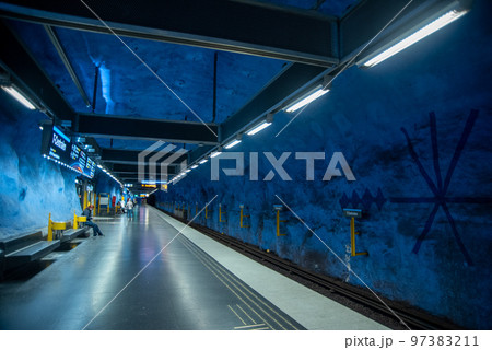 スウェーデンの首都ストックホルムの芸術的な地下鉄駅の美しい風景 スウェーデンの首都ストックホルムの芸術的な地下鉄駅の美しい風景 97383211