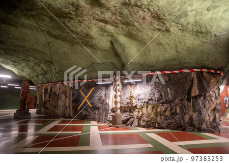 スウェーデンの首都ストックホルムの芸術的な地下鉄駅の美しい風景 スウェーデンの首都ストックホルムの芸術的な地下鉄駅の美しい風景 97383253