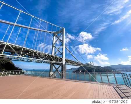 《山口県》壇ノ浦PAから眺める関門橋 97384202