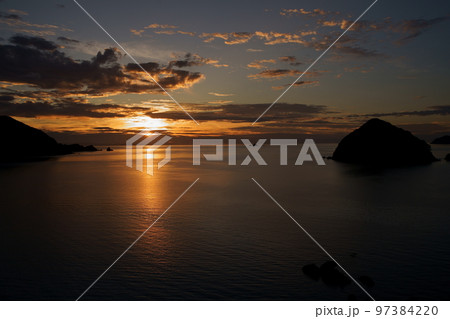 世久見の夕景(福井県三方上中郡若狭町世久見 世久見展望台 福井ふるさと百景) 世久見の夕景(福井県三方上中郡若狭町世久見 世久見展望台 福井ふるさと百景) 97384220