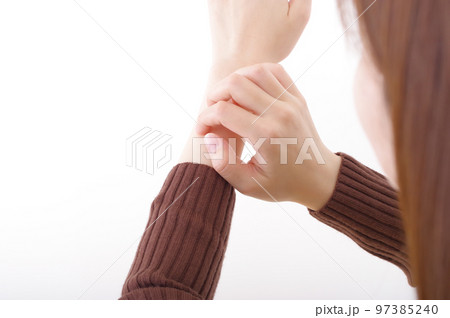 腕をかく若い女性 腕をかく若い女性 97385240