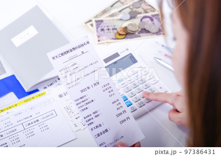 ガス代の請求書を見つめる若い女性 97386431