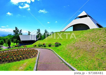 夏の北海道美瑛町「北西の丘展望公園 ピラミッド展望台」 夏の北海道美瑛町「北西の丘展望公園 ピラミッド展望台」 97386481