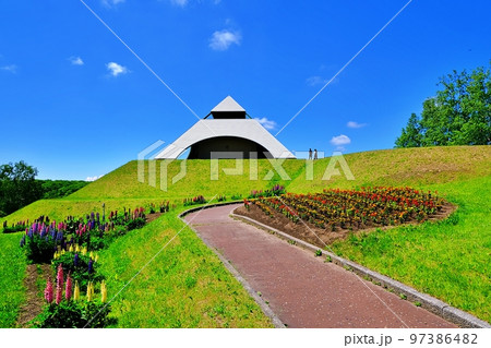 夏の北海道美瑛町「北西の丘展望公園 ピラミッド展望台」 夏の北海道美瑛町「北西の丘展望公園 ピラミッド展望台」 97386482