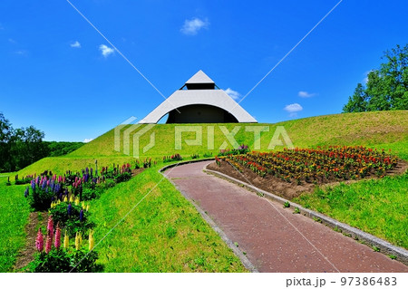 夏の北海道美瑛町「北西の丘展望公園 ピラミッド展望台」 夏の北海道美瑛町「北西の丘展望公園 ピラミッド展望台」 97386483