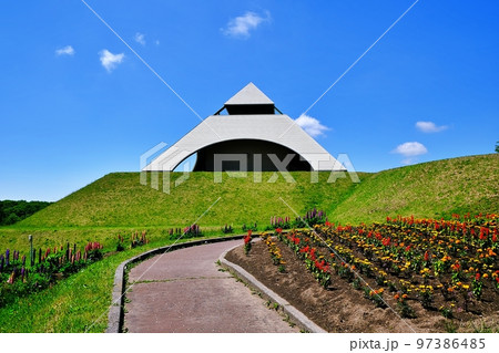 夏の北海道美瑛町「北西の丘展望公園 ピラミッド展望台」 夏の北海道美瑛町「北西の丘展望公園 ピラミッド展望台」 97386485