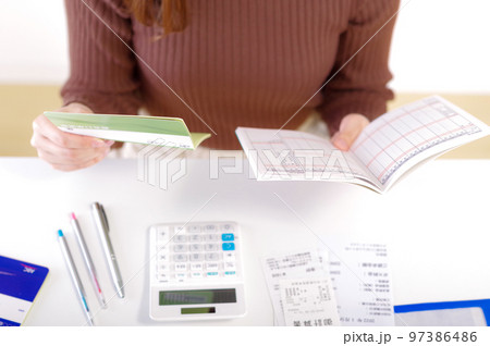 お金の計算をする女性 お金の計算をする女性 97386486