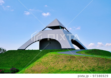 夏の北海道美瑛町「北西の丘展望公園 ピラミッド展望台」 97386929