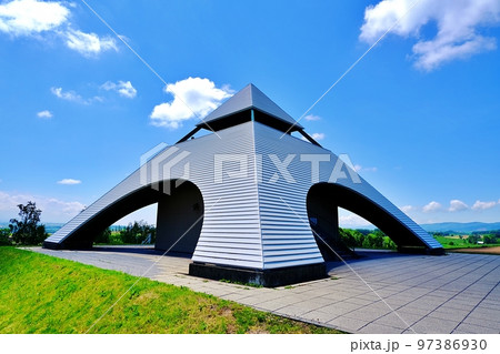 夏の北海道美瑛町「北西の丘展望公園 ピラミッド展望台」 夏の北海道美瑛町「北西の丘展望公園 ピラミッド展望台」 97386930