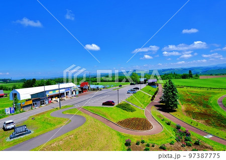 夏の北海道美瑛町「北西の丘展望公園」 夏の北海道美瑛町「北西の丘展望公園」 97387775