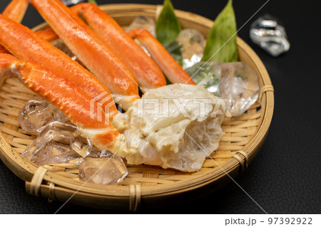 解凍したての冷凍カニの脚 解凍したての冷凍カニの脚 97392922