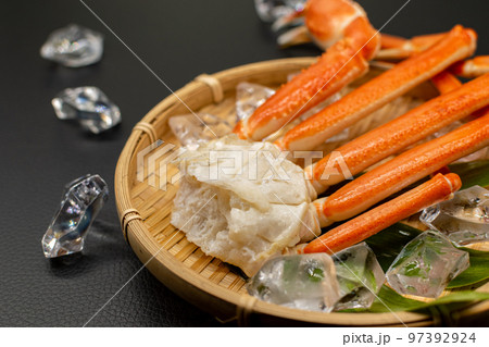 解凍したての冷凍カニの脚 解凍したての冷凍カニの脚 97392924