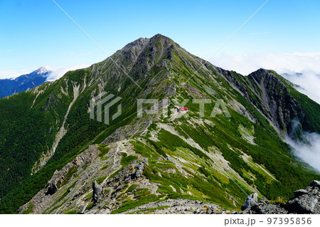 南アルプス　間ノ岳側から北岳山荘と北岳・甲斐駒が岳 97395856