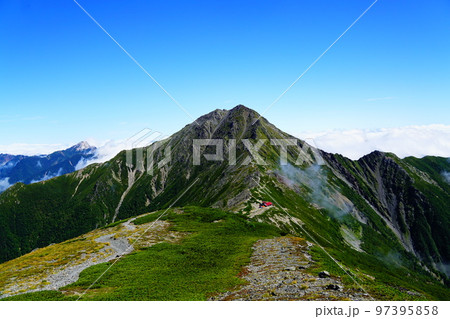 南アルプス　間ノ岳側から北岳山荘と北岳・甲斐駒が岳 97395858