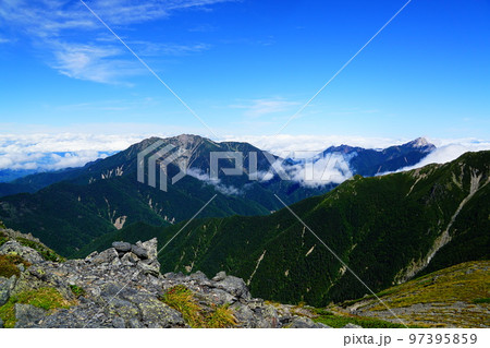 南アルプス　間ノ岳側から北岳山荘と北岳 97395859