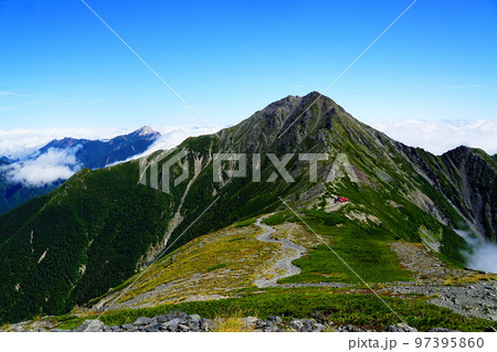 南アルプス　間ノ岳側から北岳山荘と北岳・甲斐駒が岳 97395860