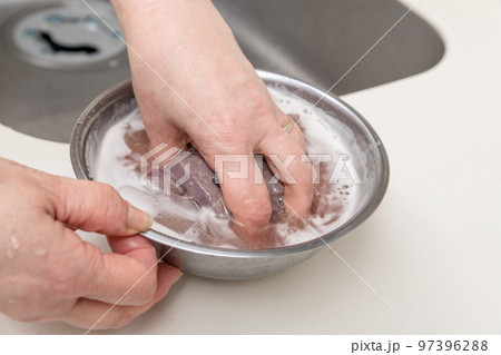 【レバニラ炒めの豚レバーをビールで下処理する】 【レバニラ炒めの豚レバーをビールで下処理する】 97396288