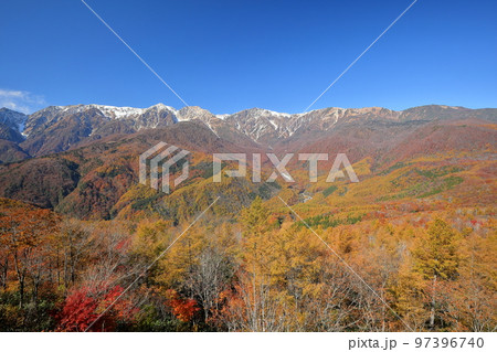 長野県北安曇郡白馬村北城岩岳　白馬岩岳マウンテンリゾートのマウンテンハーバーから冠雪の白馬連峰と紅葉 97396740