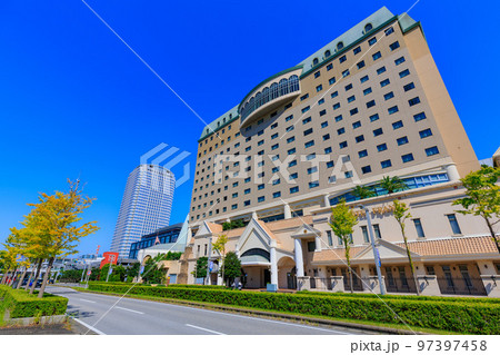千葉県千葉市　美浜区　幕張新都心の都市風景　メッセ大通り沿いのホテル 97397458