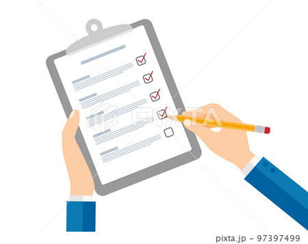 書類にチェックをするスーツの手元 97397499