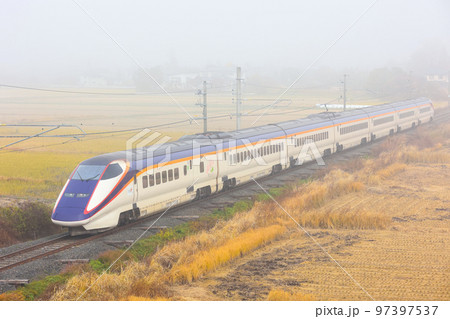 霧の中を走る山形新幹線E3系新幹線電車 97397537
