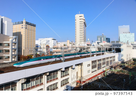 ビルをバックに走る東北新幹線E5系 97397543