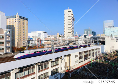 駅を出発する東北新幹線E2系 97397545